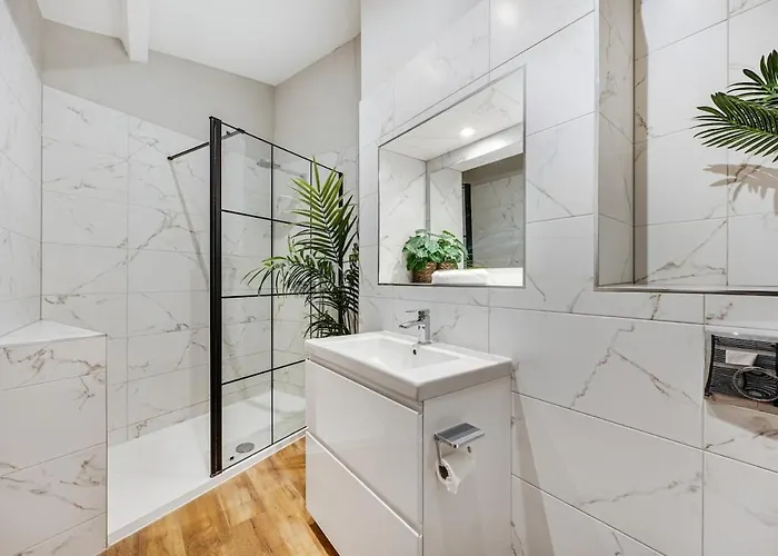 Апартаменты Glasswing The Holgate Sanctuary